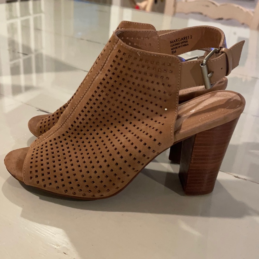 Tahari suede sandals. Size 8M…hardly worn.